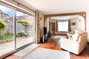 TV, fireplace - 1 Bed in Benhall (oc-2bg) (Sternfield)