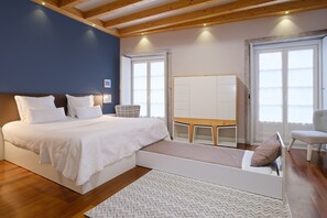 Ein Schlafzimmer mit Bett, Nachttisch, Stuhl und Kleiderschrank.