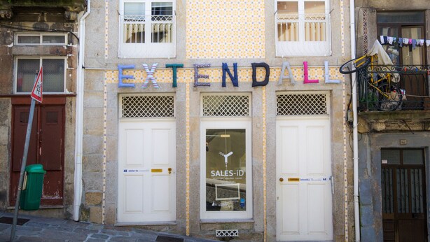 Ein Gebäude mit dem Schild 'EXTENDALL' über dem Eingang.