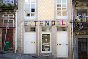 Un bâtiment sur lequel on peut lire l’inscription « EXTENDALL » au-dessus de l’entrée.
