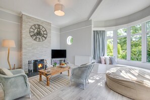 TV, fireplace - 3 Bed in Trevone (oc-p00758) (Trevone)
