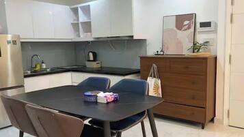 Grand Suite, 1 Bedroom, Club lounge access, City View | Private kitchen | Full-sized fridge, microwave, oven, stovetop