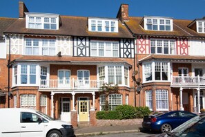 A row of traditional terraced houses with bay windows and front porches. - 6 Bed in Cromer (oc-1996) (Cromer)