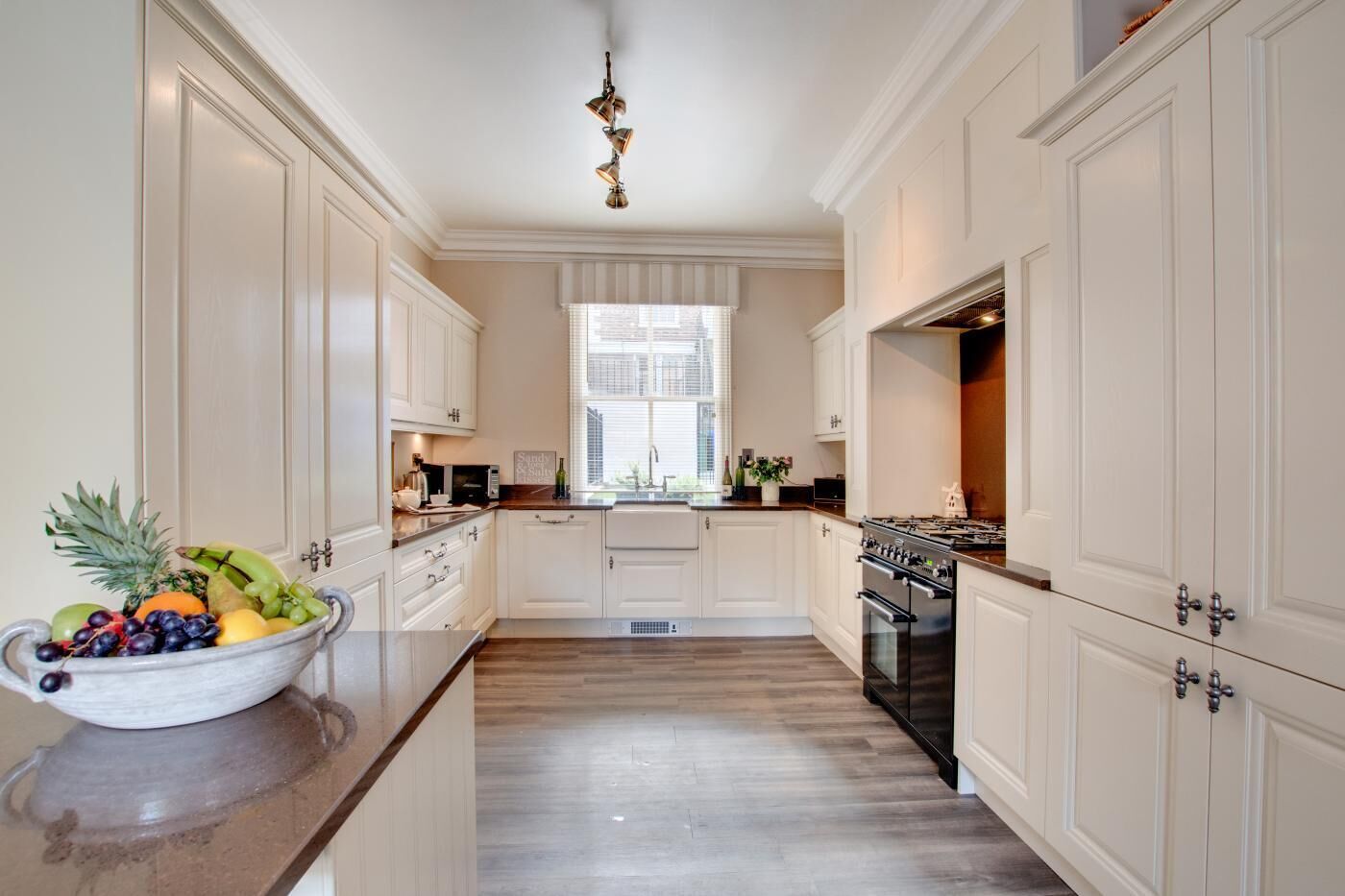 Mikrowelle, Ofen, Geschirrspüler, Hochstuhl