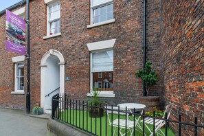 Exterior - 4 Bed in Whitby (oc-w461) (Whitby)