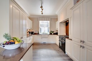 Microwave, oven, dishwasher, high chair - 4 Bed in Whitby (oc-w461) (Whitby)