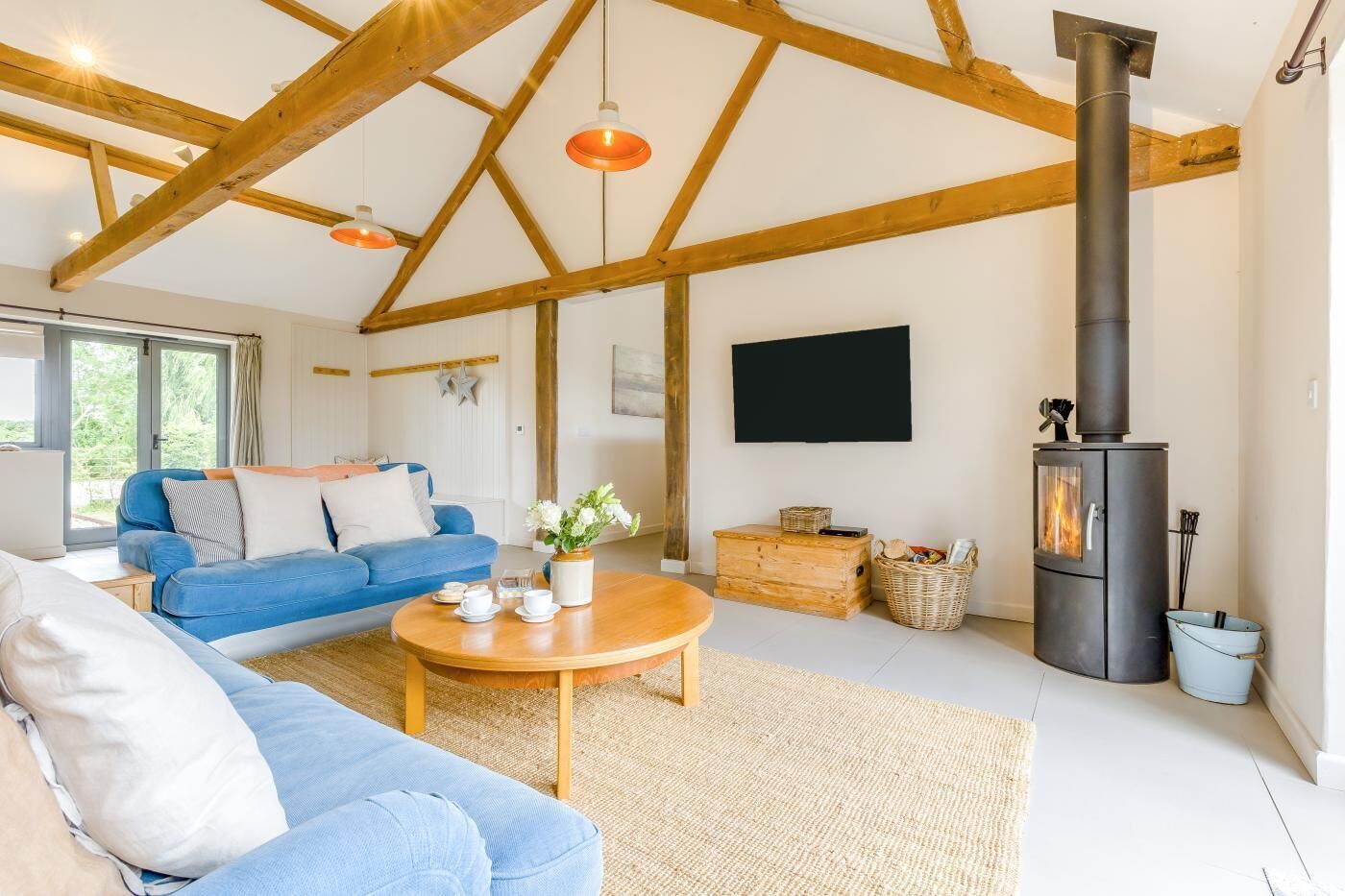 TV, fireplace