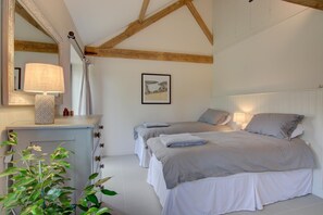 Iron/ironing board, travel crib, free WiFi, bed sheets - 2 Bed in East Ruston (oc-2006) (East Ruston)