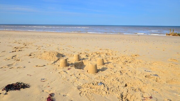 A sandy beach with footprints and three sand sculptures. - 2 Bed in Mundesley (oc-1991) (Mundesley)