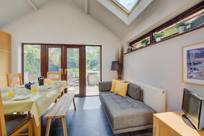 TV - 3 Bed in Salthouse (oc-2002) (Salthouse)