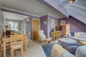 TV - 3 Bed in Salthouse (oc-2002) (Salthouse)