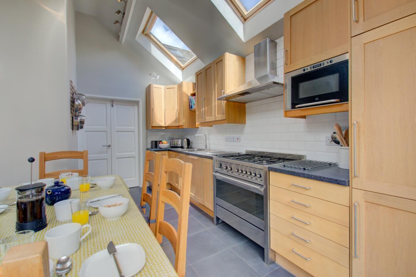 Micro-ondas, fogão, lava-louças, cadeirão de bebê