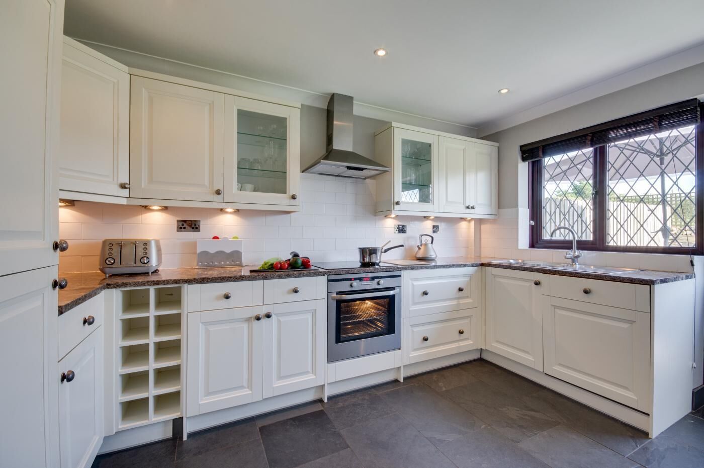 Mikrobølgeovn, ovn, opvaskemaskine, køkkentøj/tallerkener/redskaber