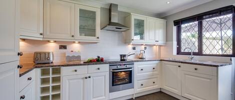 Mikrowelle, Ofen, Geschirrspüler, Kochgeschirr/Geschirr/Besteck