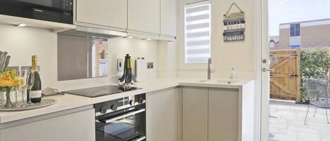 Ovn, oppvaskmaskin og kjøkkenutstyr