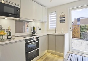 Oven, dishwasher, cookware/dishes/utensils - 2 Bed in Southwold (oc-8lt) (Southwold)