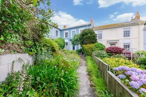 Property grounds - 3 Bed in Penzance (oc-p00756) (Penzance)