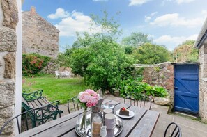 Outdoor dining - 3 Bed in Penzance (oc-p00756) (Penzance)