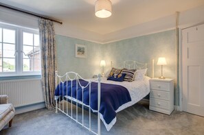 4 chambres, fer et planche à repasser, lit de bébé portatif