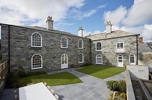 Outdoor dining - 6 Bed in Padstow (oc-p00760) (Padstow)
