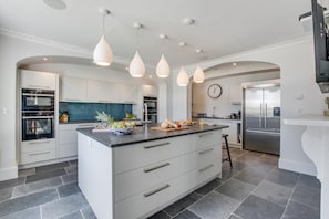 Microwave, oven, dishwasher, highchair - 6 Bed in Padstow (oc-p00760) (Padstow)
