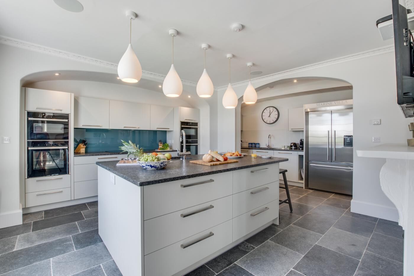 Four à micro-ondes, un four, lave-vaisselle, chaise haute