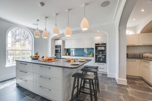 Microwave, oven, dishwasher, high chair - 6 Bed in Padstow (oc-p00760) (Padstow)