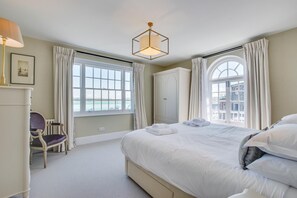Iron/ironing board, free WiFi, bed sheets - 6 Bed in Padstow (oc-p00760) (Padstow)