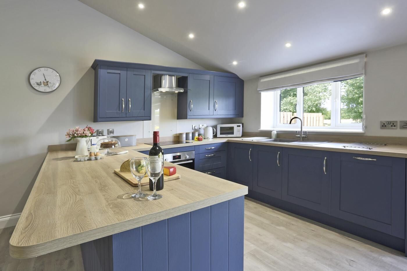 Mikrobølgeovn, ovn, oppvaskmaskin og kjøkkenutstyr