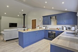Microwave, oven, dishwasher, cookware/dishes/utensils - 3 Bed in Barsham (oc-bbarn) (Barsham)