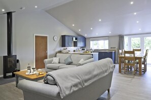 TV, fireplace - 3 Bed in Barsham (oc-bbarn) (Barsham)