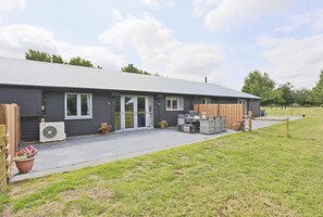 Outdoor dining - 3 Bed in Barsham (oc-bbarn) (Barsham)