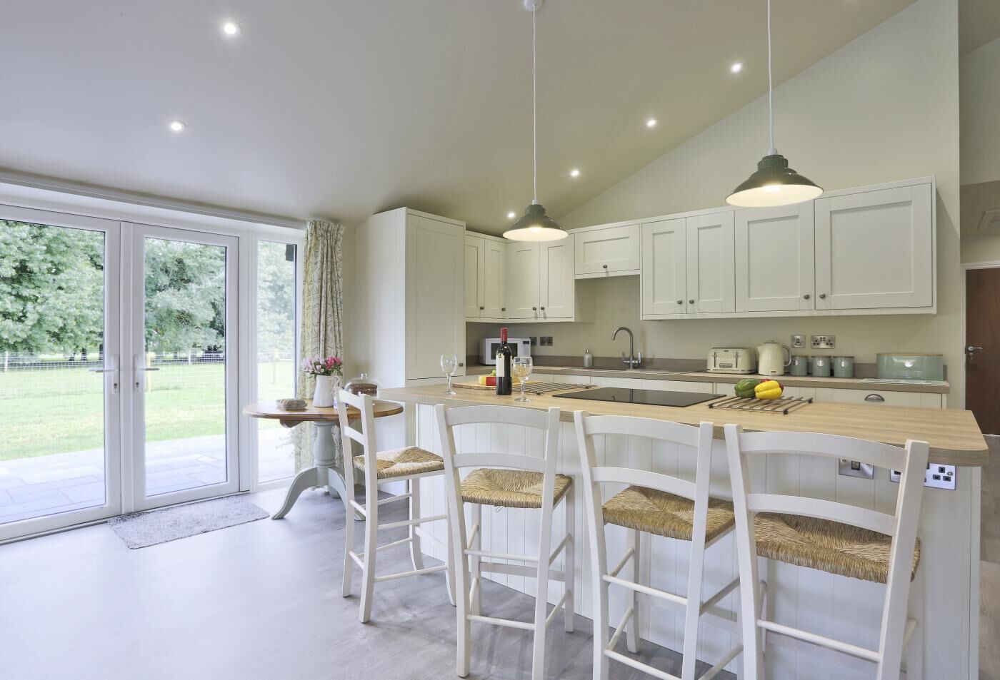 Mikrobølgeovn, ovn, oppvaskmaskin og kjøkkenutstyr