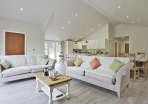 TV, fireplace - 4 Bed in Barsham (oc-lbarn) (Barsham)