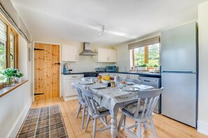 Mikrowelle, Ofen, Geschirrspüler, Hochstuhl