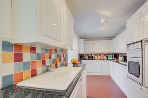 Microwave, oven, dishwasher, high chair - 4 Bed in Wiggenhall St. Germans (oc-2011) (Wiggenhall Saint Germans)