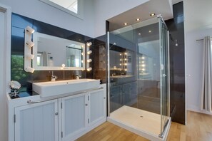 Towels - 2 Bed in Penzance (oc-p00753) (Penzance)