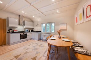 Oven, dishwasher, high chair, cookware/dishes/utensils - 1 Bed in Middleton (oc-rosc) (Middleton Moor)
