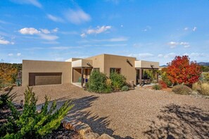 A modern two-story house with a covered patio and a garage. - Casa Bella - Hot tub, well equipped and mountain views (Santa Fe)
