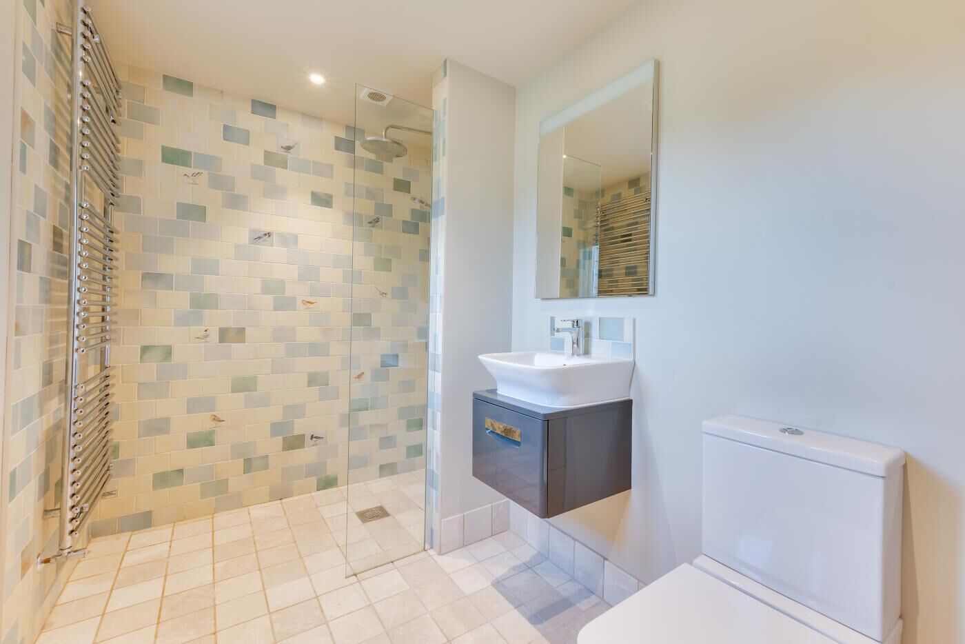 Ein modernes Badezimmer mit Dusche, Waschbecken und Toilette.