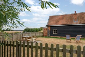 Outdoor dining - 1 Bed in Ipswich (oc-spha) (Harkstead)