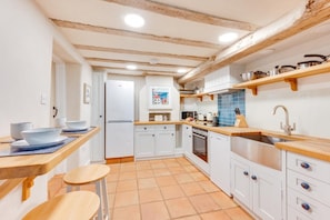Microwave, oven, dishwasher, cookware/dishes/utensils