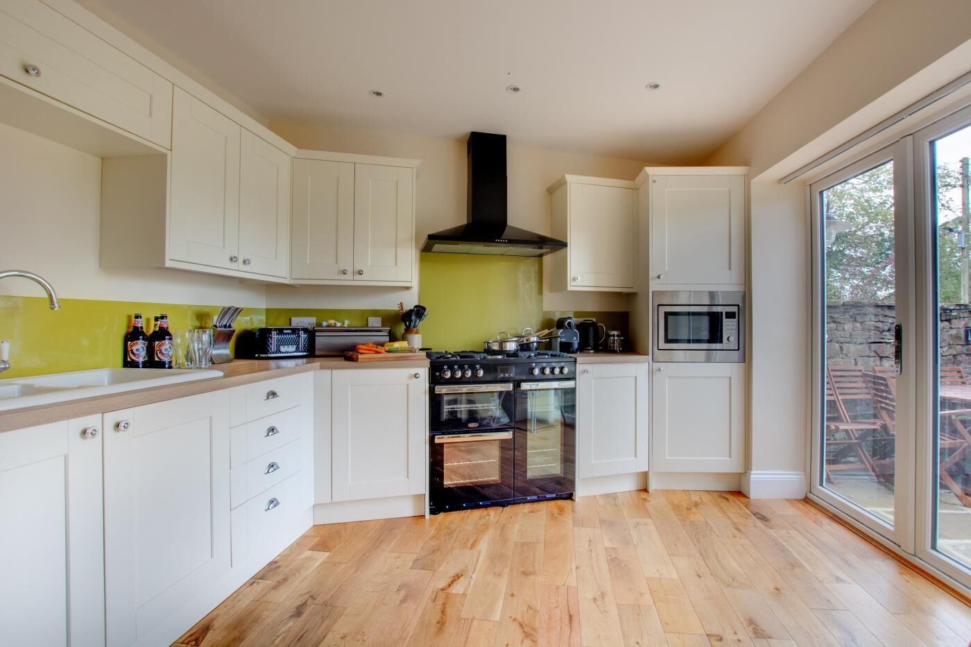 ميكروويف، فرن، غسالة أطباق، كرسي للأطفال