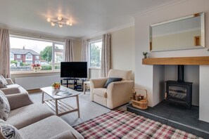 TV, fireplace - 4 Bed in Whitby (oc-w466) (Whitby)
