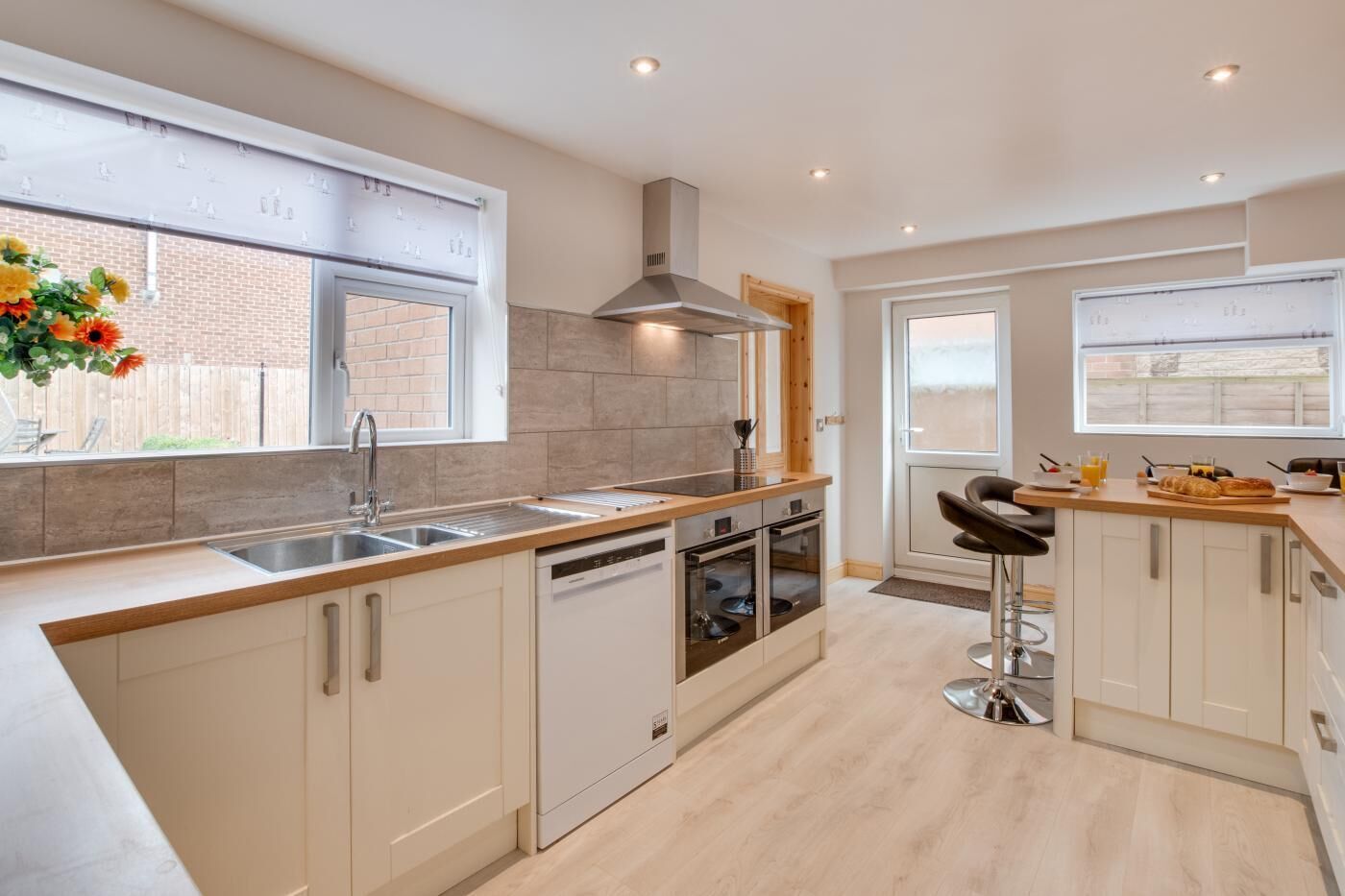 Ugn, diskmaskin, barnstol och grytor/köksredskap