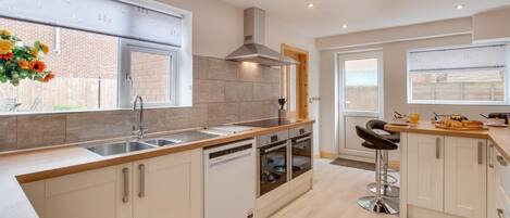 Ugn, diskmaskin, barnstol och grytor/köksredskap