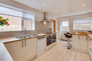 Oven, dishwasher, high chair, cookware/dishes/utensils - 4 Bed in Whitby (oc-w466) (Whitby)