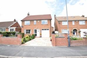 Exterior - 4 Bed in Whitby (oc-w466) (Whitby)