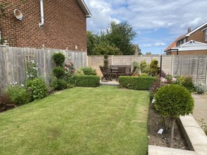 Outdoor dining - 4 Bed in Whitby (oc-w466) (Whitby)