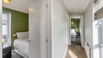 Iron/ironing board, free WiFi, bed sheets